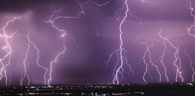 Os trovões são ondas sonoras produzidas pelo movimento das cargas elétricas na atmosfera